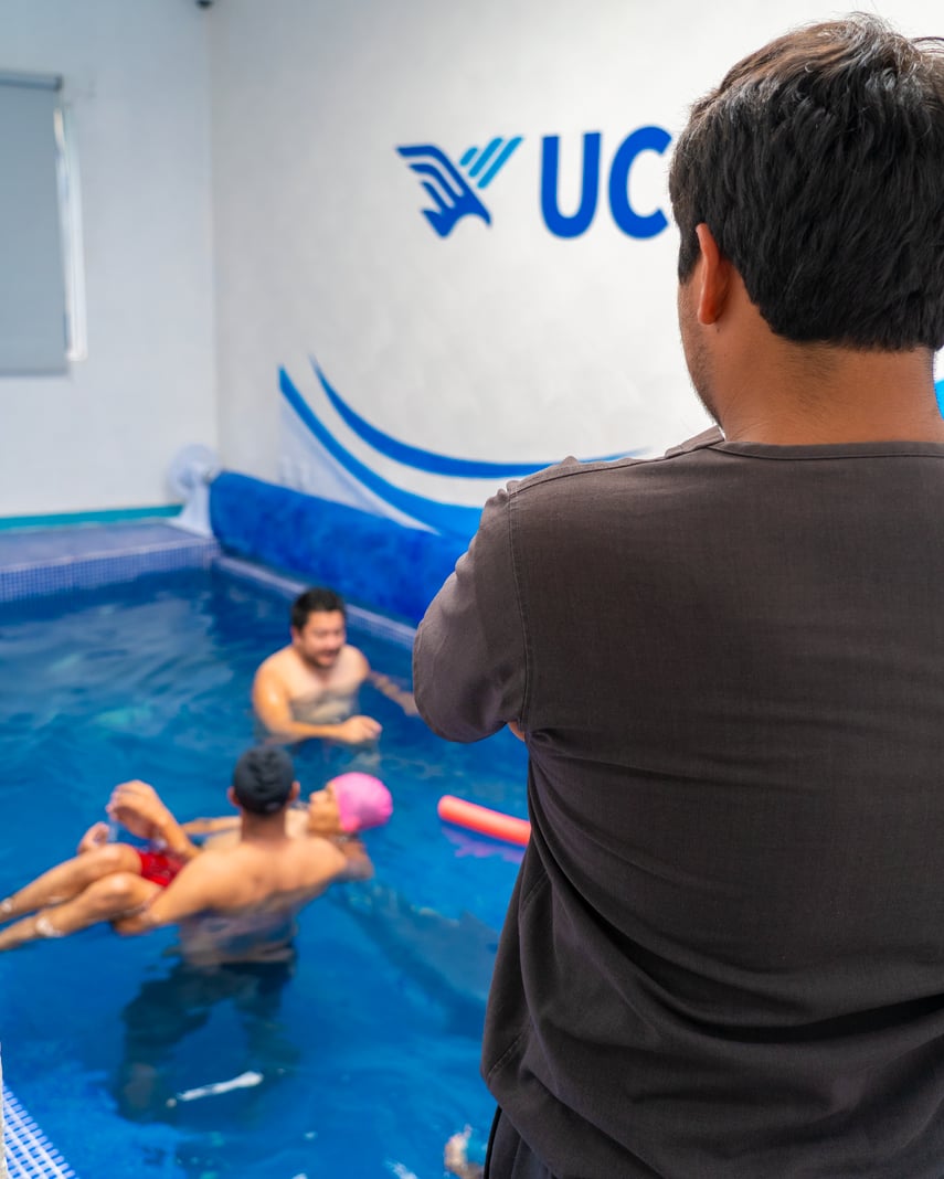 Sesión Acuática Terapéutica – Niño Gorro Rosa – Instructores